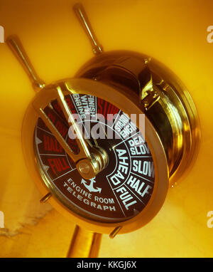 Ein antiker Schiffe Maschinenraum Fernschreiber - verwendeten Anweisungen von den Schiffen Brücke in den Maschinenraum zu senden. Stockfoto