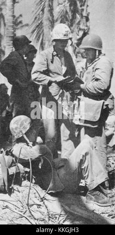 Colonel Shoup war eine prominente Figur während der Schlacht von Tarawa im Zweiten Weltkrieg, wo er eine entscheidende Rolle beim Sieg der US-Marines über die japanischen Streitkräfte spielte. Tarawa war eine entscheidende Schlacht im Pacific Theater, die intensive Kampfhandlungen und Strategien demonstrierte. Stockfoto