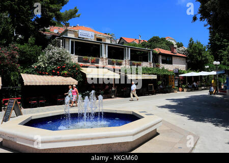 Touristen wandern in Lapad Stadt, Dubrovnik, Dalmatinische Küste, Adria, Kroatien, Europa. Stockfoto