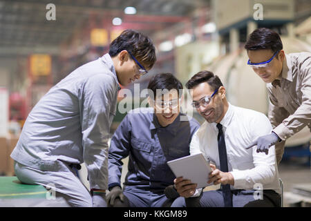 Unternehmer und Ingenieure sprechen in der Fabrik Stockfoto