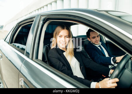 Fahrlehrer und Studentin bei der Prüfung. Stockfoto