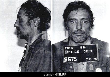 Die Becheraufnahme von Dennis Hopper, dem berühmten amerikanischen Schauspieler und Regisseur, die in einem bedeutenden Moment seines Lebens aufgenommen wurde, ist eine ikonische Darstellung seiner Karriere und persönlichen Geschichte. Stockfoto
