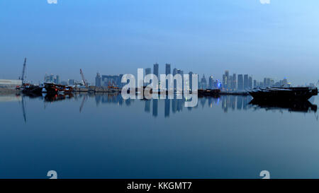 Panoramablick auf Finanzzentrum von Doha aus. Doha West Bay ist eine Stadt an der Küste des Persischen Golfs, die Hauptstadt und die größte Stadt der arabischen Stockfoto