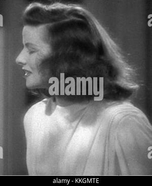 Katharine Hepburn war eine bekannte US-amerikanische Schauspielerin, die für ihre starken und unabhängigen Rollen im Film bekannt war. Sie erhielt mehrere Academy Awards als beste Schauspielerin und gilt als eine der größten Schauspielerinnen in der amerikanischen Filmgeschichte. Hepburns Karriere erstreckte sich über mehrere Jahrzehnte, wobei sie sowohl dramatische als auch komödiantische Rollen umfasste. Stockfoto