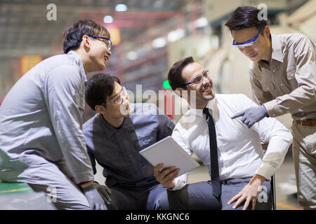 Unternehmer und Ingenieure sprechen in der Fabrik Stockfoto