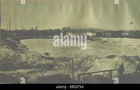 Ein Foto, das mit einer Olympus-Kamera aufgenommen wurde und das Stadion R zeigt, ein Stadion, das für Sportveranstaltungen und große Veranstaltungen bekannt ist. Stockfoto