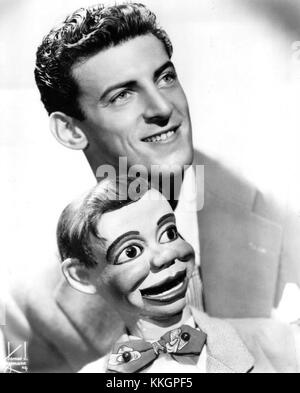 Paul Winchell war ein berühmter Ventriloquist und Jerry Mahoney war einer seiner kultigen Marionettenfiguren. Gemeinsam unterhielten sie das Publikum in den 1950er Jahren mit ihren komödiantischen Skits und Performances. Stockfoto