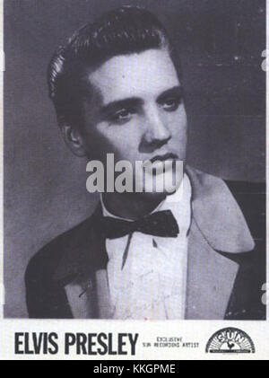 Das Werbematerial für Elvis Presley aus dem Jahr 1954 zeigt seinen Aufstieg in den ersten Jahren seiner Karriere. Presley ist bekannt für seine ikonische Stimme und bahnbrechende Musik und wurde in dieser Zeit zu einem kulturellen Phänomen. Stockfoto