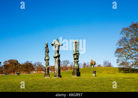 Aufrechte Motive. 1 (glenkiln Kreuz): Nr. 2; Nr. 7 Bronze Skulptur von Henry Moore in Yorkshire Sculpture Park. Stockfoto