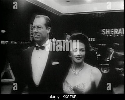 Yvonne de Carlo und Bob Morgan nehmen an der New Yorker Premiere von *The Ten Commandments* Teil, einem Film von Cecil B. DeMille aus dem Jahr 1956. Der Film, eine große filmische Leistung, spielte de Carlo und wurde zu einem Wahrzeichen der Filmgeschichte. Stockfoto