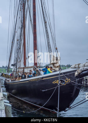 Touristen bereisen die Bluenose II Schoner, Lunenburg, Nova Scotia, Kanada. Stockfoto