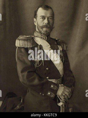 Nikolaj II., der letzte Zar Russlands, ist auf einer Fotografie aus dem Jahr 1913 dargestellt, die einen bedeutenden Moment im späten Russischen Reich feststellt. Seine Herrschaft markierte sowohl den Höhepunkt der russischen Reichsmacht als auch ihren späteren Niedergang nach der Russischen Revolution. Stockfoto