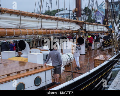 Touristen bereisen die Bluenose II Schoner, Lunenburg, Nova Scotia, Kanada. Stockfoto