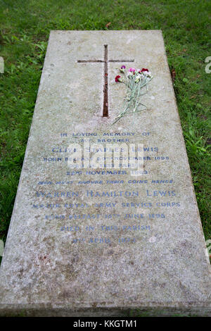 Grab von CS Lewis und Bruder WH Lewis, Heilige Dreifaltigkeit Kirche Friedhof, Oxford, England, Großbritannien Stockfoto