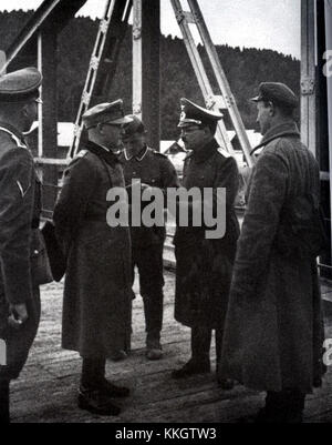 Das Treffen deutscher und sowjetischer Soldaten in Lesko am San River im Jahr 1939 ist ein bedeutendes Ereignis während des Zweiten Weltkrieges, das die politische und militärische Dynamik der damaligen Zeit widerspiegelt. Die Begegnung fand kurz nach dem Molotow-Ribbentrop-Pakt statt, was den historischen Kontext dieser Zeit hervorhebt. Stockfoto