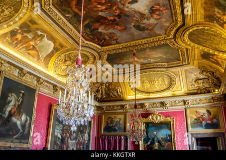 Reich verzierte Decke in das rote Schlafzimmer Kammer im Chateau de Versailles bei Paris Frankreich Stockfoto