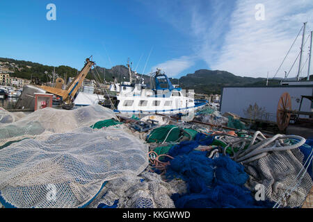 Fischernetze und Boote in der Marina, Mallorca, Spanien Stockfoto