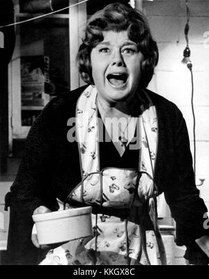 TV Tonight Beverly Sills, links, wird in einem 90-minütigen Special um 9 Uhr auf Channel 9 profiliert, zur gleichen Zeit, wie sie ihr Debüt an der Metropolitan Opera geben wird. Shelley Winters spielt im Thriller: 'Was ist mit Helen los?' Ich werde heute Abend um 9 Uhr auf Channel 5 wiederholt. Entsetzt -- Shelley Winters als Helen Hill, Leiterin einer Talentakademie für Kinder, wird von schrecklichen Erinnerungen aus ihrer Vergangenheit heimgesucht in "What's the Matter with Helen?", einem Spannungsdrama auf "NBC Monday Night at the Movies" am 7. April (9-11 Uhr NYT, in Farbe) im NBC Television Network. (Wiederholen) Was ist mit Helen los Stockfoto