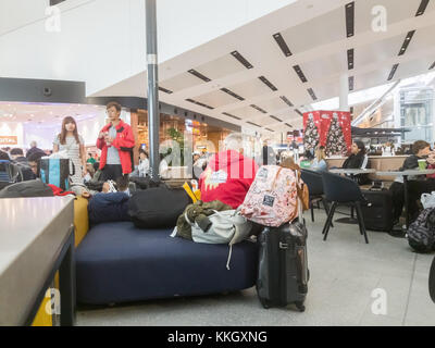 Sydney, Australien - 27 November, 2017; Menschen in Flughafen Terminal warten auf Abflug Stockfoto