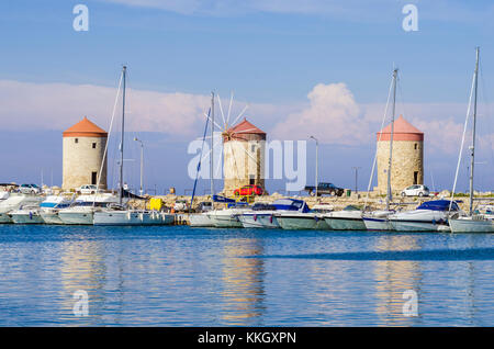 Rhodos Stadt Windmühlen Futter Mandraki Hafen auf der Insel Rhodos, Dodekanes, Griechenland Stockfoto