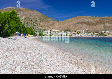 Strand scenic Der Stein Strand von Livadia Tilos Island, Dodekanes, Griechenland Stockfoto