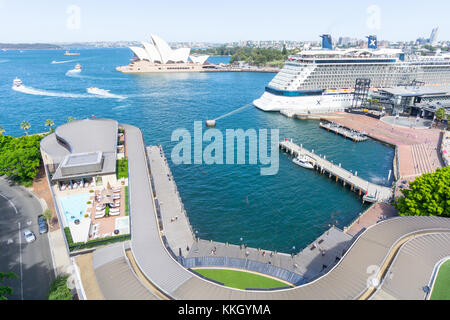 Sydney, Australien - 24 November, 2017; Sydney Harbour mit riesiges Kreuzfahrtschiff im Hafen und die umliegenden schönen blauen Wasser, Gebäude und Wahrzeichen der Oper Stockfoto