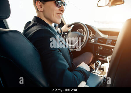 Jungen schneiden Geschäftsmann tragen suite Auto Stockfoto