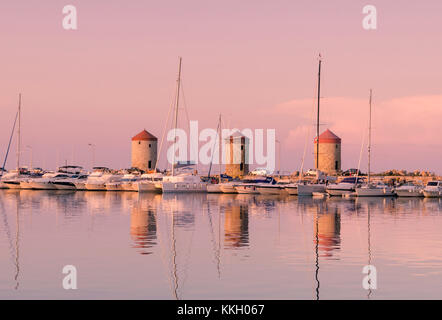 Sonnenuntergang über der Stadt Rhodos Windmühlen Futter Mandraki Hafen auf der Insel Rhodos, Dodekanes, Griechenland Stockfoto