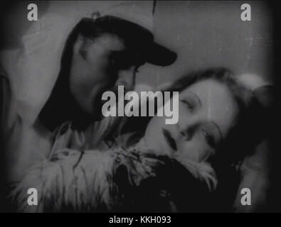 Diese Trailer-Szene zeigt die Hollywood-Legenden Gary Cooper und Marlene Dietrich im Film *Marokko* der 1930er Jahre. Unter der Regie von Josef von Sternberg beleuchtet der Film die exotische Kulisse Marokkos und die dramatische Romantik zwischen den beiden Stars. Stockfoto