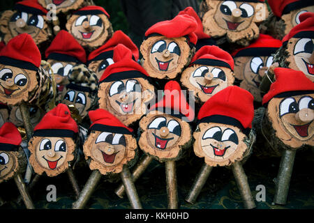 Einige handgefertigten tio de Nadal, eine typische Weihnachten Charakter von Katalonien, Spanien, auf den Verkauf in einem Weihnachtsmarkt Stockfoto