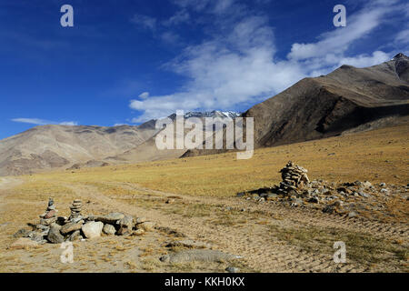 Schotterstraße im Spannungsfeld an der indische, chinesische Grenze, Ladakh, Jammu und Kaschmir, Indien. Stockfoto