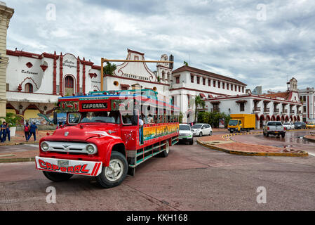 Chiva Bus vor der Teatro Colon, Cartagena de Indias, Kolumbien, Südamerika Stockfoto