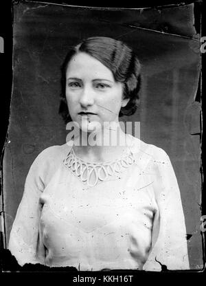 Ein Foto mit dem Titel „Femeie în alb CA 20131205 (11225590544)“, das eine Frau in weißer Kleidung zeigt. Das Bild fängt das Motiv in einer ruhigen Umgebung ein, die den fotografischen Stil des frühen 21. Jahrhunderts widerspiegelt. Stockfoto