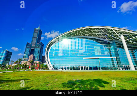 Kaohsiung, Taiwan - 5. September 2015: Blick auf die kaohsiung Ausstellungszentrum und der 85 Geschichte tuntex Turm in einem sonnigen Tag. Stockfoto