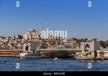 Schöne Brücke Tor mit einem Fischerboot in Bosporus Istanbul Türkei. Stockfoto
