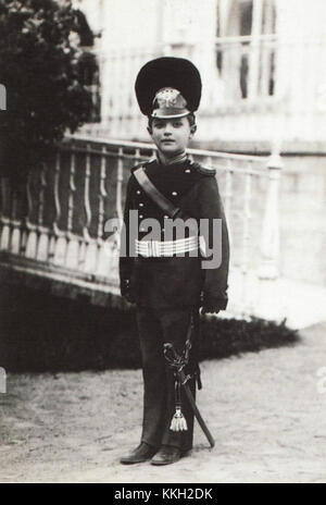 Alexej Nikolajewitsch von Russland, der jüngste Sohn des Zaren Nikolaus II., wird in der Uniform der Nijni Nowgorod Dragoner dargestellt, was seine Rolle im russischen kaiserlichen Militär widerspiegelt. Stockfoto