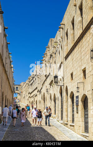 Touristen auf der Straße der Ritter, ippoton St, Rhodos, Insel Rhodos, Dodekanes, Griechenland Stockfoto