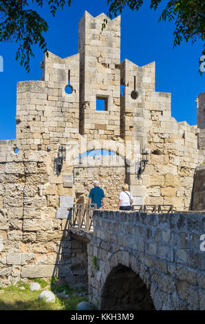 Ein paar Gehminuten durch Rhodos Burg Tor von St. Paul, Altstadt von Rhodos, die Insel Rhodos, Griechenland Stockfoto