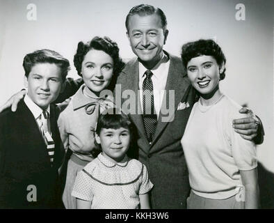Die Besetzung von *Father Knows Best*, einer populären amerikanischen Sitcom aus den 1950er Jahren, umfasste Robert Young, Jane Wyatt und Elinor Donahue. Die Show konzentrierte sich auf die Familie Anderson und ihr tägliches Leben und wurde zu einem Grundpfeiler des amerikanischen Fernsehens Mitte des 20. Jahrhunderts. Stockfoto