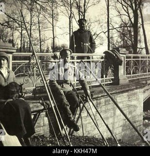 Ein Bild, in dem Zar Nikolaus II. Von Russland und seine Tochter Tatiana durch den Alexanderpark schlendern und die Zuneigung der kaiserlichen Familie und die heitere Schönheit des Parks widerspiegeln. Stockfoto