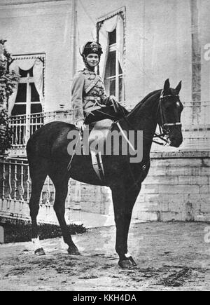 Diese Fotografie aus der Zeit um 1910 zeigt Olga Nikolajewna, die älteste Tochter des Zaren Nikolaus II. Von Russland. Auf dem Bild ist sie zu Pferd vor einem Palast zu sehen, was ihren königlichen Status und ihre aristokratische Erziehung widerspiegelt. Stockfoto