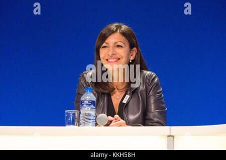 Paris, Frankreich. 30. November 2017. Anne Hidalgo, Bürgermeister von Paris, besucht €. Tag in Paris 2017 Credit: paul-marie Guyon/Alamy leben Nachrichten Stockfoto