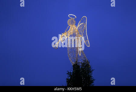 Dortmund, Deutschland. November 2017 30. Eine Engelsfigur steht auf dem laut Veranstalter größten Weihnachtsbaum der Welt auf dem Weihnachtsmarkt in Dortmund, 30. November 2017. Der Baum ist 45 Meter hoch und mit 48.000 Lichtern dekoriert. Sie besteht aus 1.700 roten Fichtenbäumen, die auf einem Gerüst mit einem Fundament von 400 Quadratmetern angeordnet sind. Quelle: INA Fassbender/dpa/Alamy Live News Stockfoto