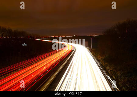 Uk. 30. November 2017. mit Schnee Prognose für die Region Pendler fahren auf der m1 in der Nähe von Wakefield wurden, während die Autobahn offen bleibt, dieses Bild ist eine lange Exposition die Abbildung zeigt die Scheinwerfer und Heckleuchten von Kraftfahrzeugen mischen in einer Unschärfe der leichte Wanderwege. Am 30. November 2017 berücksichtigt. Credit: Andrew Gardner/alamy leben Nachrichten Stockfoto