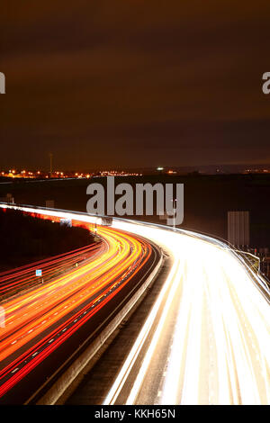 UK. 30. November 2017. Mit Schnee Prognose für die Region Pendler fahren auf der M1 in der Nähe von Wakefield wurden, während die Autobahn offen bleibt, dieses Bild ist eine lange Exposition die Abbildung zeigt die Scheinwerfer und Heckleuchten von Kraftfahrzeugen mischen in einer Unschärfe der leichte Wanderwege. Am 30. November 2017 berücksichtigt. Credit: Andrew Gardner/Alamy leben Nachrichten Stockfoto