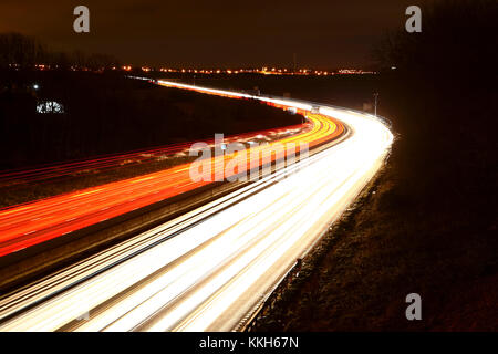 UK. 30. November 2017. Mit Schnee Prognose für die Region Pendler fahren auf der M1 in der Nähe von Wakefield wurden, während die Autobahn offen bleibt, dieses Bild ist eine lange Exposition die Abbildung zeigt die Scheinwerfer und Heckleuchten von Kraftfahrzeugen mischen in einer Unschärfe der leichte Wanderwege. Am 30. November 2017 berücksichtigt. Credit: Andrew Gardner/Alamy leben Nachrichten Stockfoto