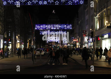 Belfast Nordirland UK. 30. November 2017. Eine kalte klare Nacht hatten nicht viele Menschen in Belfast City Centre finden Sie an diesem Abend. Mit 25 Tage bis Weihnachten die beliebtesten Lage heute Abend war der Weihnachtsmarkt in der City Hall von Belfast. Jetzt in seinem 13. Jahr der Markt läuft noch bis Samstag, den 23. Dezember. Menschen einkaufen in Donegall Place Belfast. Quelle: David Hunter/Alamy Leben Nachrichten. Stockfoto