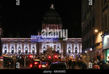 Belfast Nordirland UK. 30. November 2017. Eine kalte klare Nacht hatten nicht viele Menschen in Belfast City Centre finden Sie an diesem Abend. Mit 25 Tage bis Weihnachten die beliebtesten Lage heute Abend war der Weihnachtsmarkt in der City Hall von Belfast. Jetzt in seinem 13. Jahr der Markt läuft noch bis Samstag, den 23. Dezember. Menschen einkaufen in Donegall Place Belfast. Quelle: David Hunter/Alamy Leben Nachrichten. Stockfoto