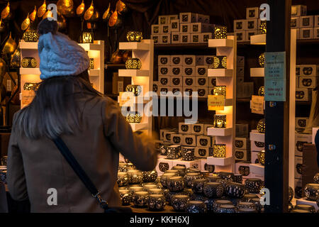 Edinburgh, Schottland, Vereinigtes Königreich, 30. November 2017. Edinburgh Weihnachtsfeier Weihnachtsmarkt. Eine Frau in einem Bobble hat sieht auf Weihnachtsbeleuchtung an einem Weihnachtsmarkt Abschaltdruck Stockfoto