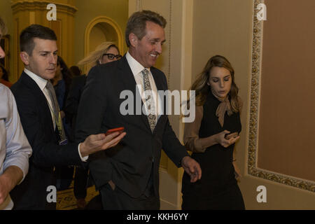 Washington, District of Columbia, USA. November 2017 30. Der US-Senator JEFF FLAKE, Republikaner von Arizona, spricht mit Reportern außerhalb der Senatskammer. Quelle: Alex Edelman/ZUMA Wire/Alamy Live News Stockfoto